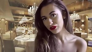 cena lujosa con una platita morena que le hecha ganas