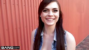 Real amateur Haven Rae EXPOSES herself at lunch