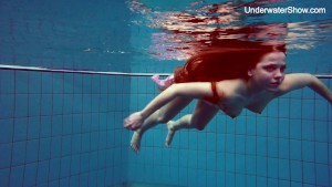 Redhead simonna showing her body underwater